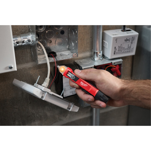 Milwaukee 3208-20 D&eacute;tecteur de tension sans contact &agrave; double plage, 12 V - 49 V/50 V - 1000 V, Alerte Affichage & son
