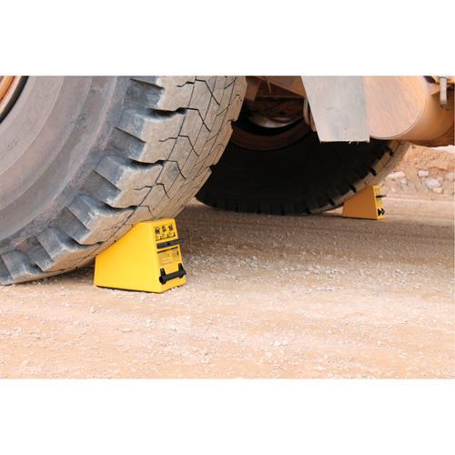 Checkers Industrial Products MC4011 Cale de roue ultra-robuste pour l'exploitation mini&egrave;re Checkers Safety, PEHD, Jaune, 14-1/2" la x 17-1/2" p x 16" h