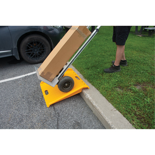 KLETON MP740 Rampe de trottoir portable en poly pour diable, Capacit&eacute; de 1000 lb, 27" la x 27" lo