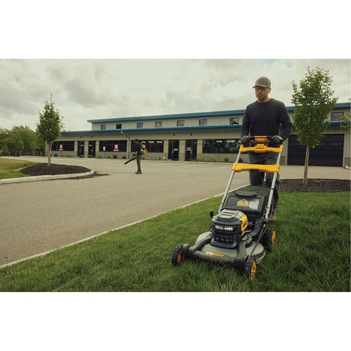 DEWALT DCMWSP700Y2-CA Trousse tondeuse &agrave; gazon autopropuls&eacute;e sans balais sans fil avec roues motrices arri&egrave;res 60 V MAX*, Pouss&eacute;e automatique, &agrave; pile, Largeur de coupe 21"