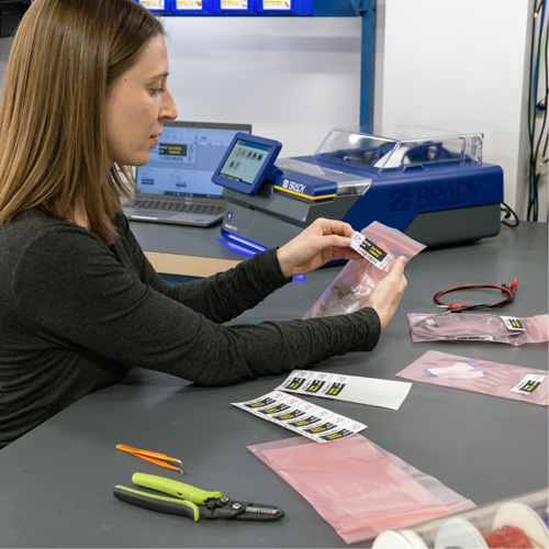 Brady J7300-W-PWID &eacute;tiqueteuse industrielle &agrave; jet d'encre couleur J7300 Wi-Fi avec logiciel d'identification de produit & fil, Ruban 48", 1,2 po/s