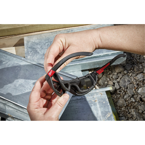Milwaukee 48-73-2045 Lunettes de s&eacute;curit&eacute; performantes avec joint, Lentille Noir, Polaris&eacute;, R&eacute;pond ou surpasse la norme CSA Z94.3