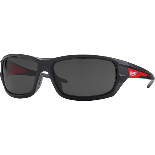 Milwaukee 48-73-2025 Lunettes de s&eacute;curit&eacute; performantes, Lentille Fum&eacute;e, Antibu&eacute;e/Anti-&eacute;gratignures, ANSI Z87+/R&eacute;pond ou surpasse la norme CSA Z94.3