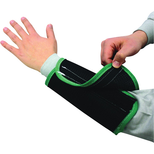 PIP Global Safety GP306795B/M Manchette en maille de canne &agrave; double &eacute;paisseur Kut Gard, Nylon, 9", ASTM ANSI niveau A4, Noir