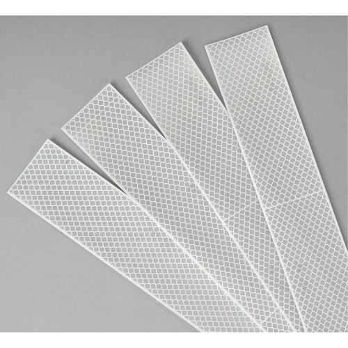 3M 983-10-2X12(100) 3M Scotchlite Diamond Grade mat&eacute;riau de perceptibilit&eacute; S&eacute;rie 983, 2" la x 12" lo, Blanc