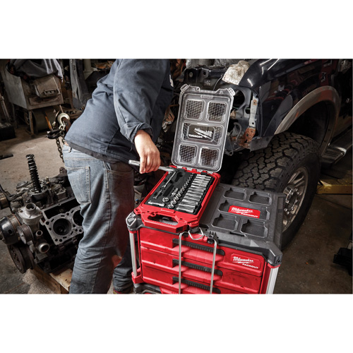 Milwaukee 48-22-9482 Cl&eacute; &agrave; cliquet et jeu de douilles avec organisateur compact &agrave; profil bas Packout, 32 Mcx, Prise de 3/8", Profond