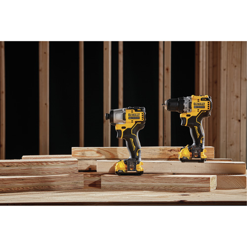 DEWALT DCK221F2 Trousse de perceuse et de tournevis &agrave; percussion &agrave; moteur sans balai Xtreme, Lithium-ion, 12 V