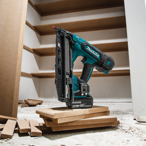Makita DBN620Z Cloueuse de finition 2-1/2" cal 15 sans balai LXT, 18 V, Lithium-ion