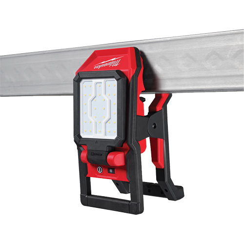 Milwaukee 2358-20 Diffuseur &agrave; pince M18 ROVER (outil seulement), DEL, 2000/1000/500 lumens, Boîtier en Nylon rempli de verre