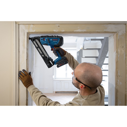 Bosch GNH18V-15MAN Cloueur de finition inclin&eacute; sans balais de calibre 15 (outil seulement), 18 V, Lithium-ion