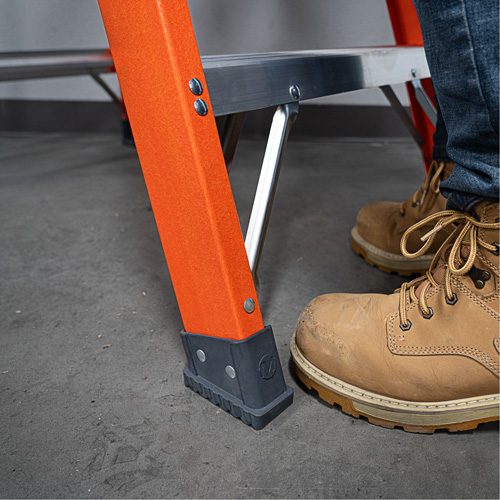 Metaltech E-SLFB8T1A BuildMan&reg; Step Ladder, 8', Fibreglass, 300 lbs. Capacity, Type 1A