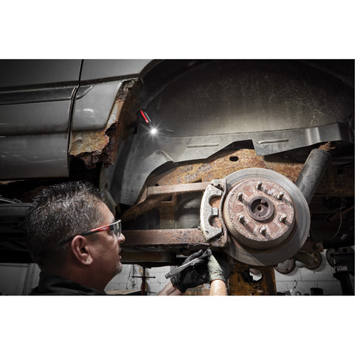 Milwaukee 2011R Lampe de poche de tous les jours avec aimant, DEL, 500 lumens, Piles Rechargeable