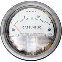 Dwyer 4215B Manom&egrave;tre diff&eacute;rentiel avec &eacute;tui de s&eacute;rie 4000 Capsuhelic,  4", 0 - 15 psi, Fixation sur panneau, Analogique