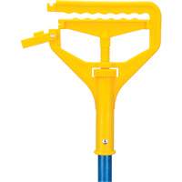 Produits d’entretien RMP JQ146 Poign&eacute;e avec agrafe, Fibre de verre/Plastique, Pointe Barri&egrave;re ouverte, 60" lo