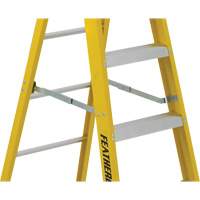 Industrial Heavy-Duty Stepladders (6900 Series), 4', Fibreglass, 300 lbs. Capacity, Type 1A MF607 | TENAQUIP