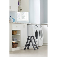 Rubbermaid FG420903CYLND Escabeau repliable, 2 marches, 19-1/2" x 20-1/2" x Hauteur 22-3/4"