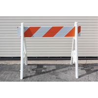 Accuform Signs FBA614 Barricades, En A, 48" lo x 40" h, Orange/Blanc