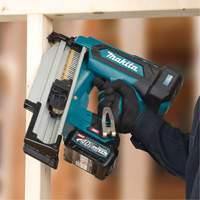 Makita BN002GZ01 Cloueuse de charpente 3-1/2" sans balai &agrave; t&ecirc;te ronde XGT (outil seulement), 40 V, Lithium-ion