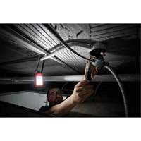 Milwaukee 2013R Baladeuse magn&eacute;tique rechargeable &agrave; profil bas, DEL, 100/250/500 lumens, Boîtier en Plastique/Aluminium