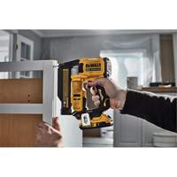 DEWALT DCN623D1 Ensemble cloueuse &agrave; goupilles sans fil sans balais ATOMIC COMPACT SERIES, calibre 23, 20 V, Lithium-ion
