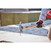 Milwaukee 48-22-9418 Marteau de charpente &agrave; face frais&eacute;e, 23 oz, Prise en Bois