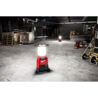 Milwaukee 2150-20 Lampe de chantier M18 Radius et chargeur avec One-Key, DEL, 4800/9000/2500 lumens, Boîtier en Plastique