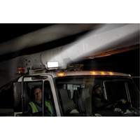 Milwaukee 2123-20 Ensemble d'&eacute;clairage orientable polyvalent &agrave; t&eacute;l&eacute;commande, DEL, 4250 lumens